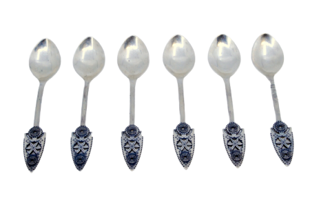 Conjunto de seis colheres de sobremesa em prata com aplicações e relevos nos cabos.